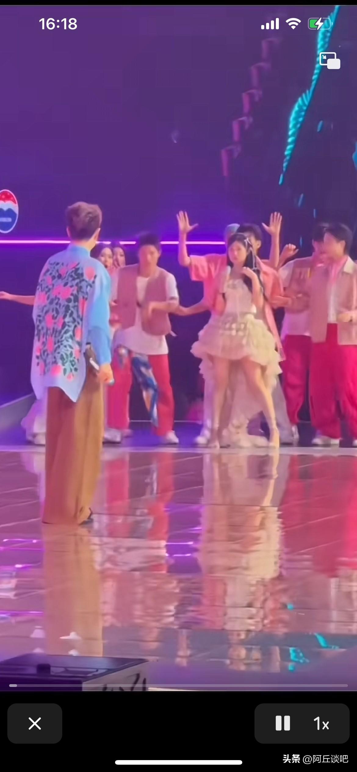 小沈阳的女儿太不懂事了，也不“厚道”，竟然在“弯曲升明月”的晚会现场叫工作人员把