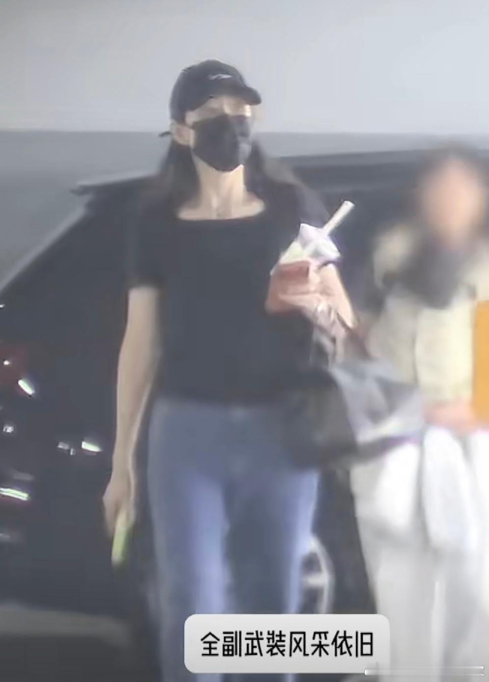 王鸥在直播时被问到感情状态，一句“我也是单身，单身的状态就是很自在很从容，不需要