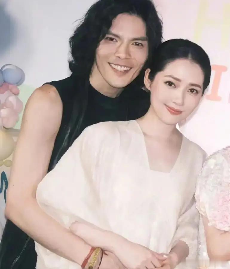 向佐自己承认过，他和郭碧婷的恋情就是综艺节目写的剧本。两个演员按合同谈的恋爱。 
