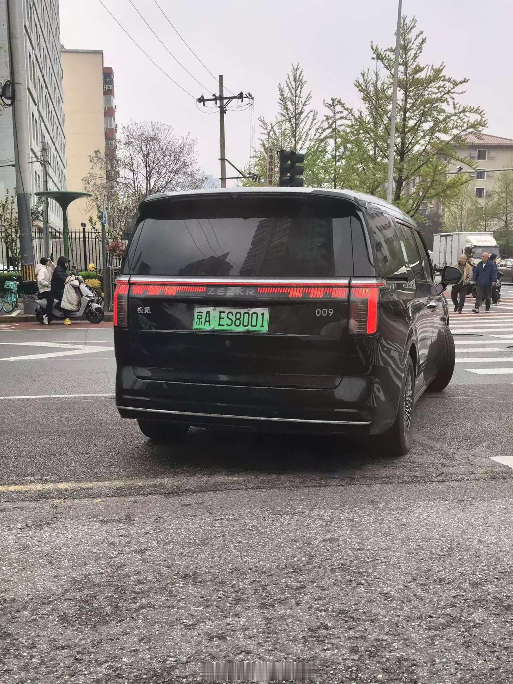 就光这副京A·ES8001的号牌，不挂在蔚来ES8上真的太可惜了😂图源网络，如