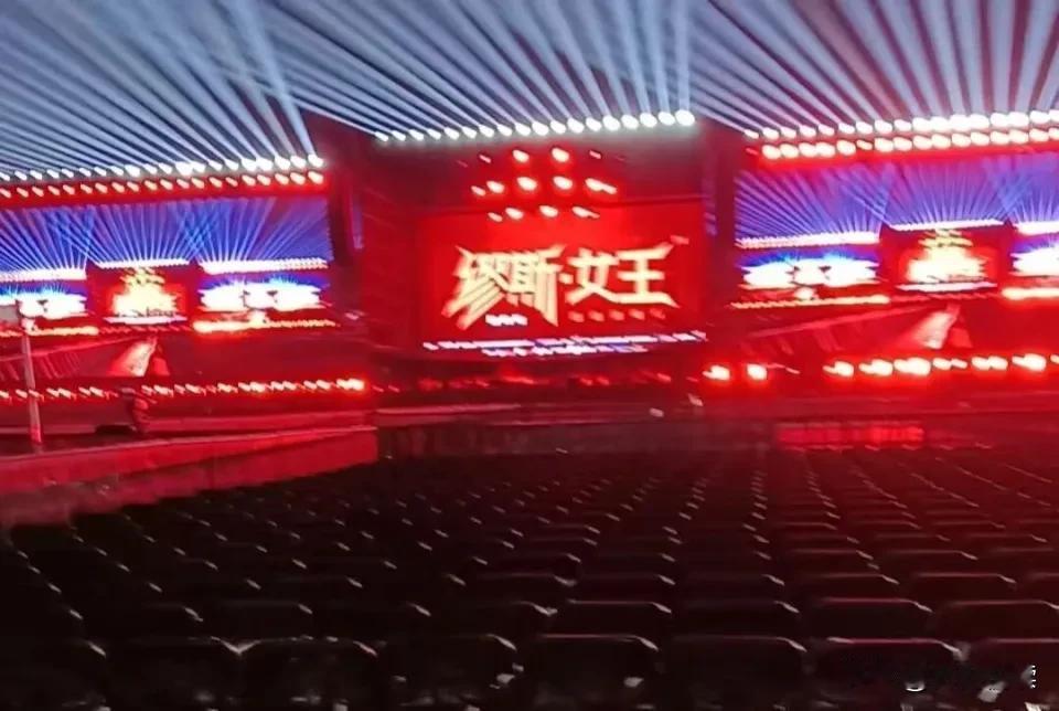 前天我看了缪斯女王荆州演唱会，周慧敏、王心凌等五位歌手都唱了不少歌。每唱完一首，