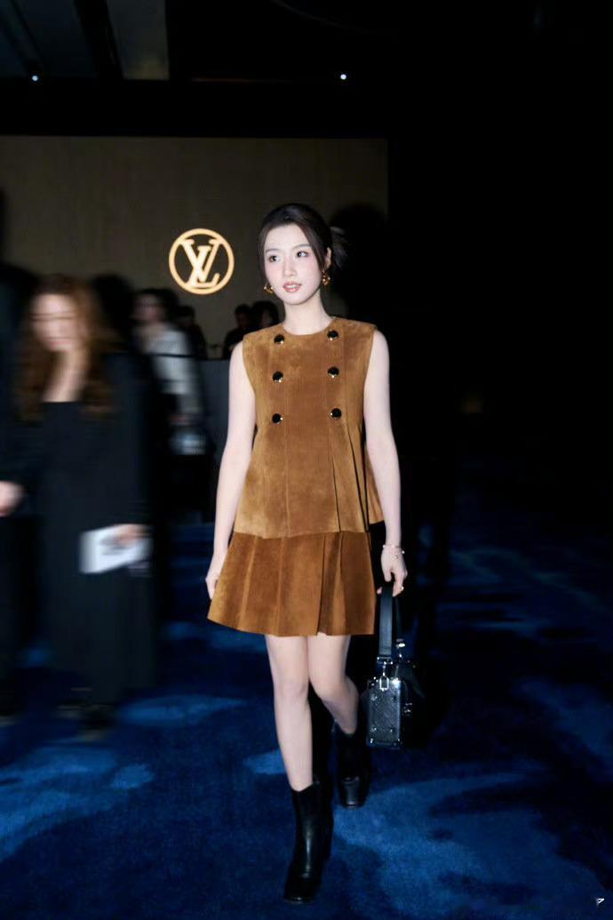 卢昱晓一袭LV焦糖色套装，诠释早春的松弛与格调。与服饰的情绪共鸣，共叙一场流动的