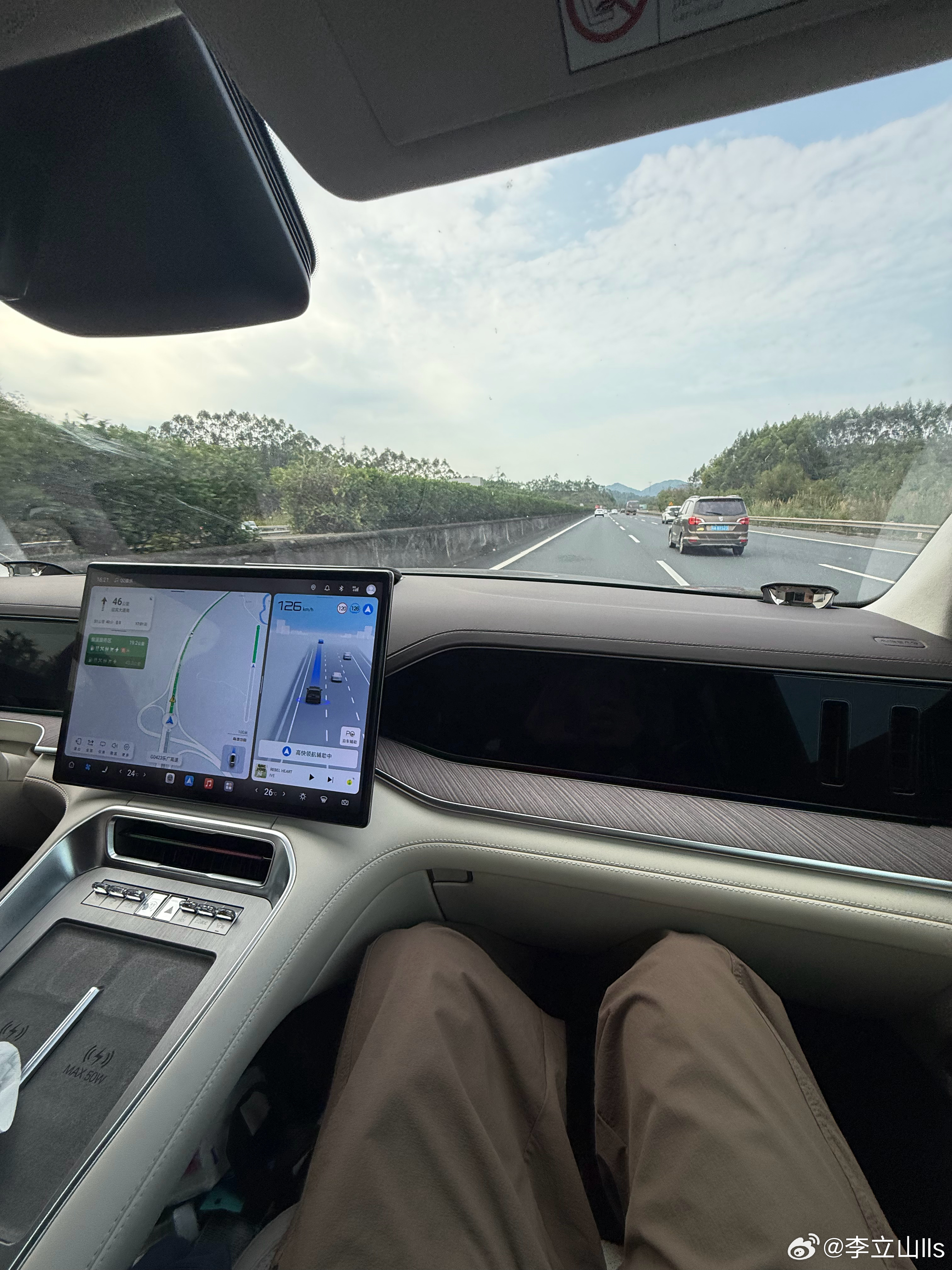 太累换给老婆开，正准备要睡一觉。突然想起刷视频看到，有人换手睡一觉，一觉醒来手术