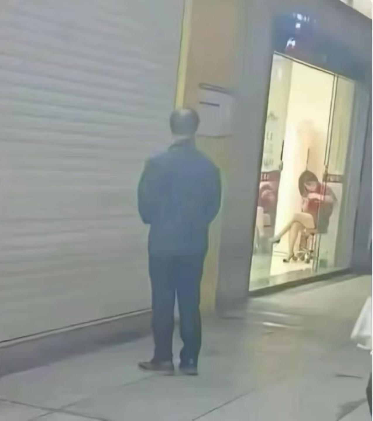 兜里可能只有100元，到底是花给这家店，还是炒两个菜喝半斤白酒呢？大叔犹豫不决，