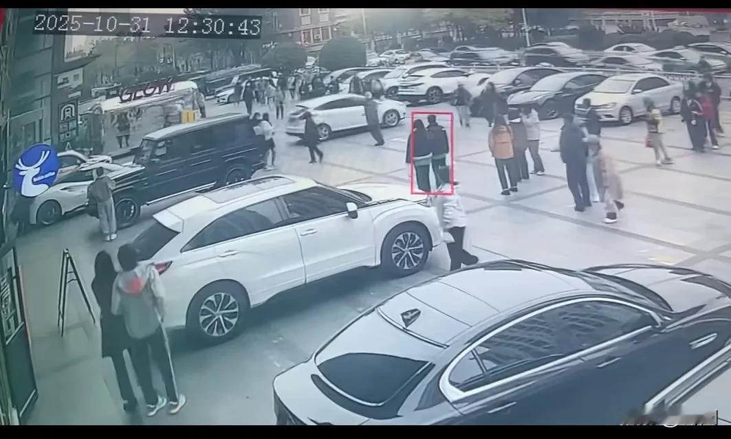 有些人真不适合开车，短短60秒，女子驾车前后两头撞击致多人受伤。事发10月31日