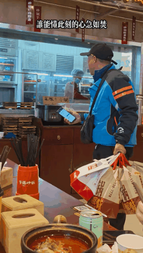 外卖员与商家吵起来，一时不知谁对谁错！外卖小哥去店里取餐，手中拎着五六份订单，嘴