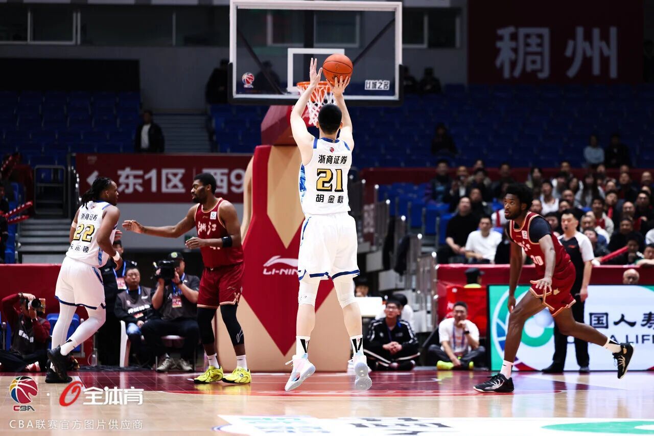 胡金秋超越陶汉林，在cba 历史篮板榜排名升至第8位。CBA历史篮板榜TOP15