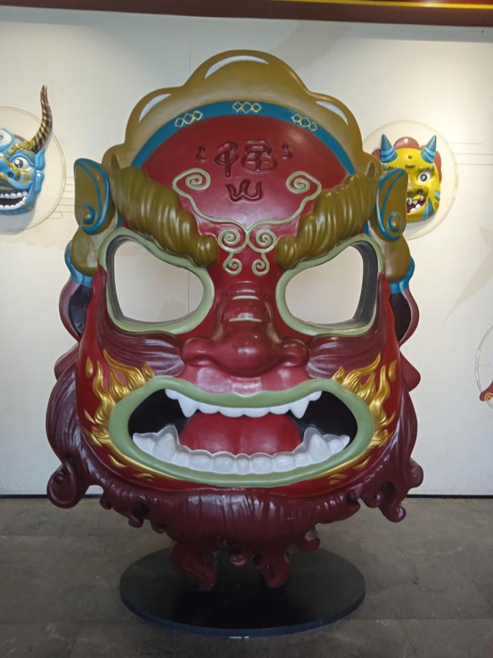 当下国际形势相当复杂，帝国主义，西方资产阶级世界，通过思想，文化渗透，资本输入，