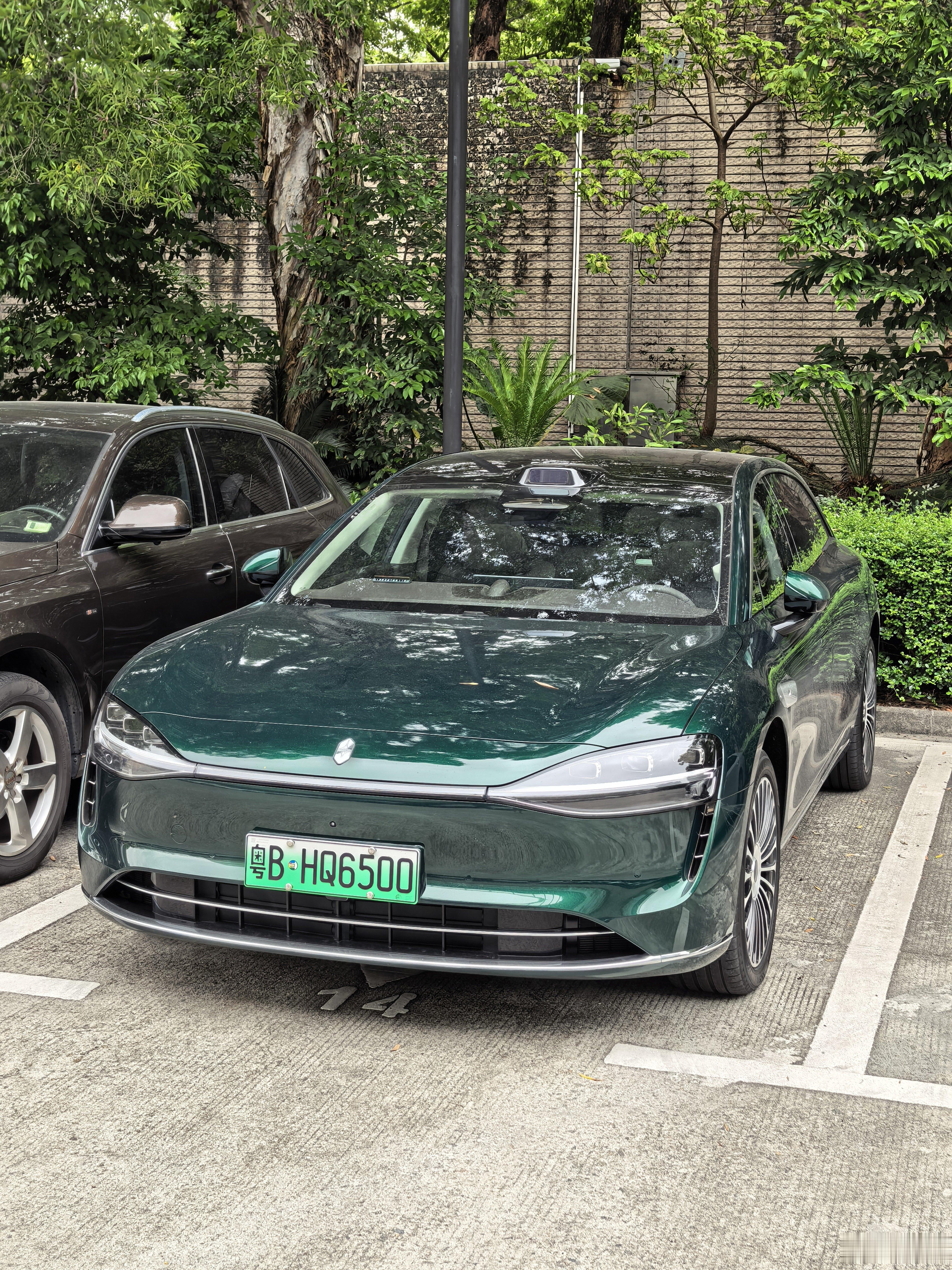 这个翡冷翠绿色还挺与众不同。