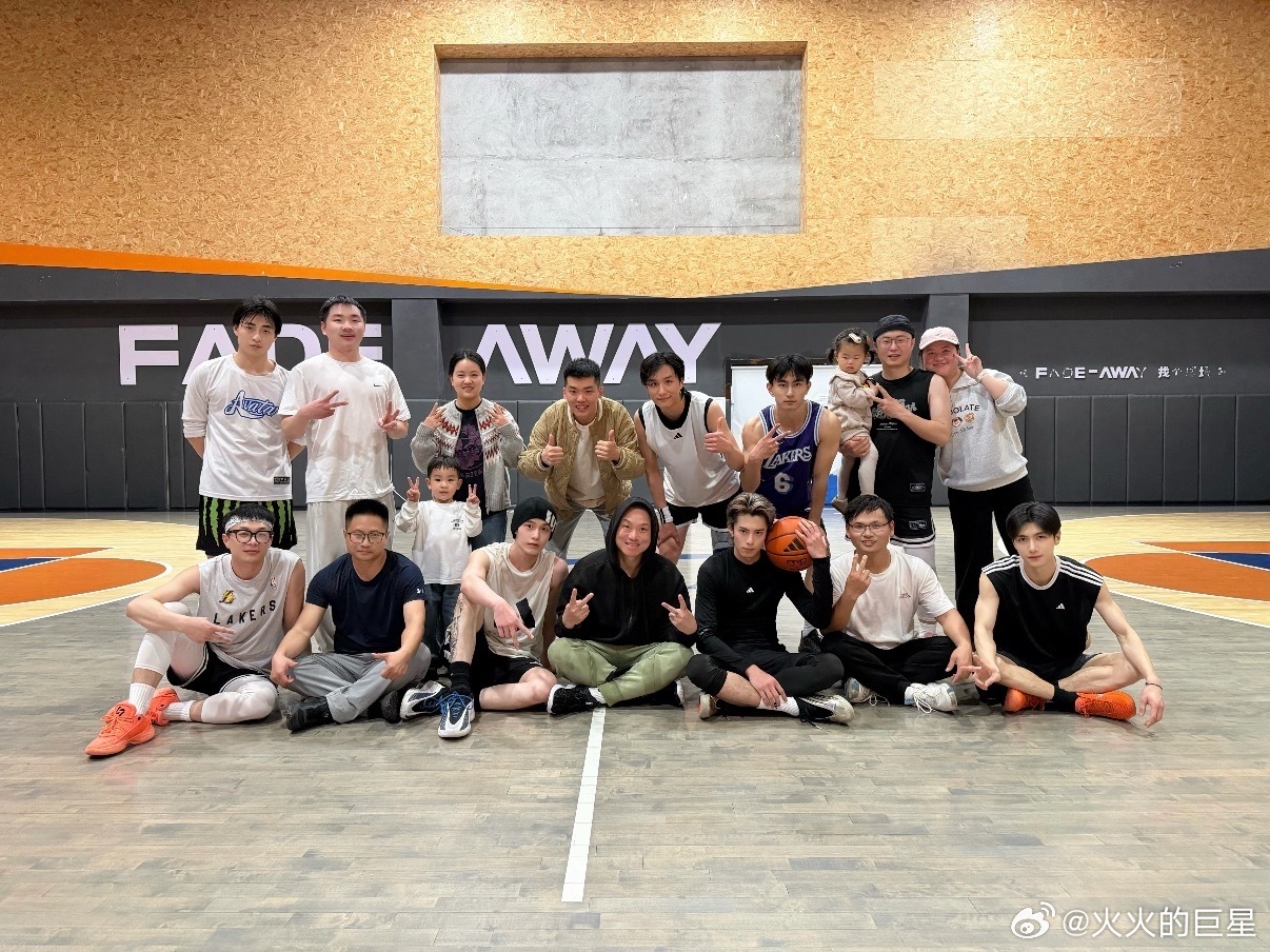 帅哥们一起打球了！王鹤棣何与一起打球王鹤棣何与球场合照