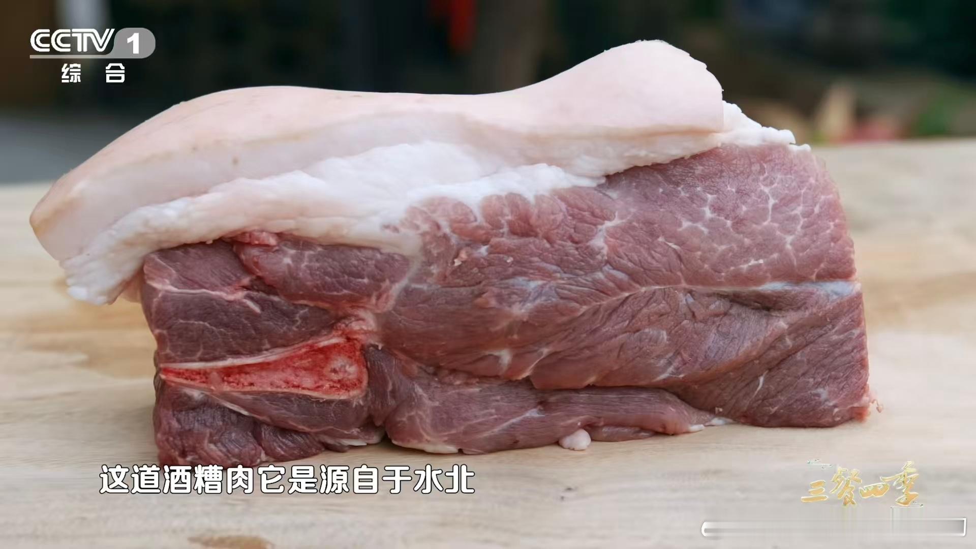 江西居然还有不辣的菜 肥肉的油脂熬成琥珀色，瘦肉急火锁住肉汁，酒糟的甜香渗进每一