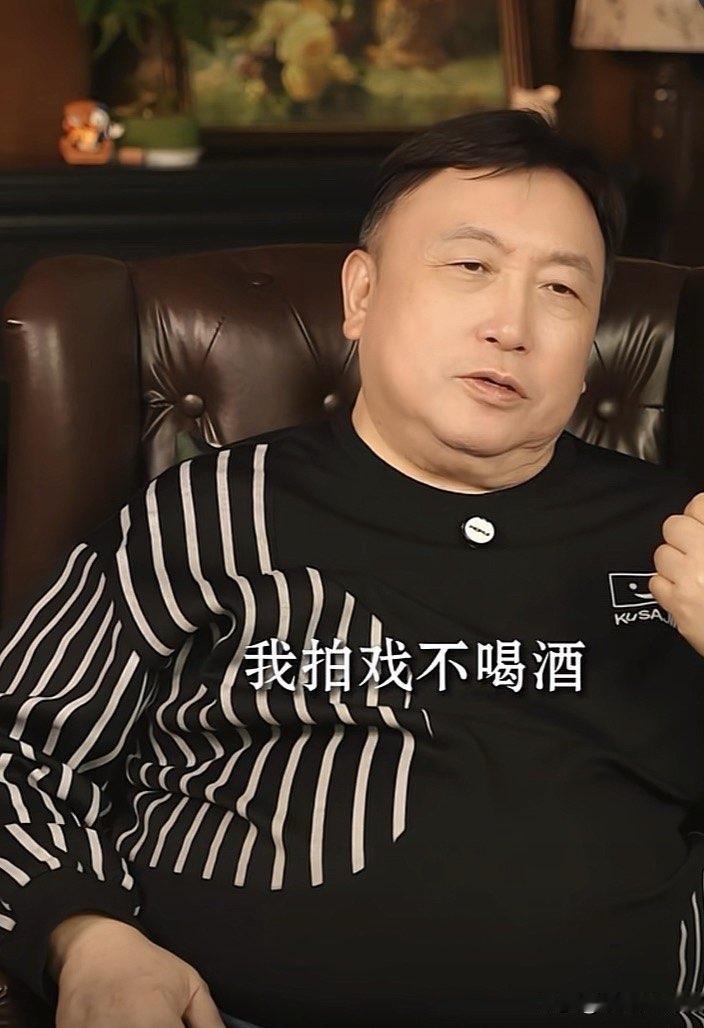 王晶说：

“我当年拍戏的地方有一个小大哥，我在旁边拍戏，他在另一边吃饭喝酒，他