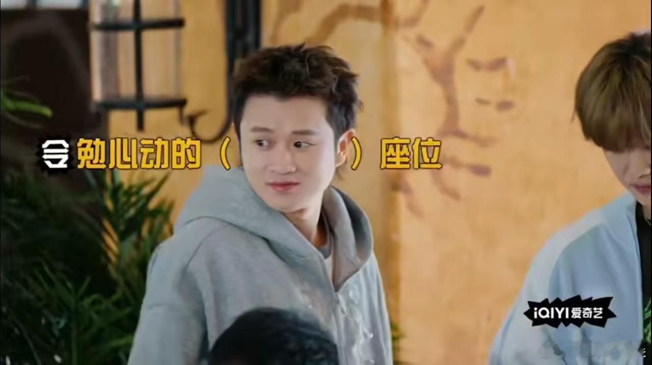 王勉抢鹿晗座位哈哈哈哈哈王勉晒鹿晗拍立得合照 鹿晗被王勉抢座，居然笑得更开心了。