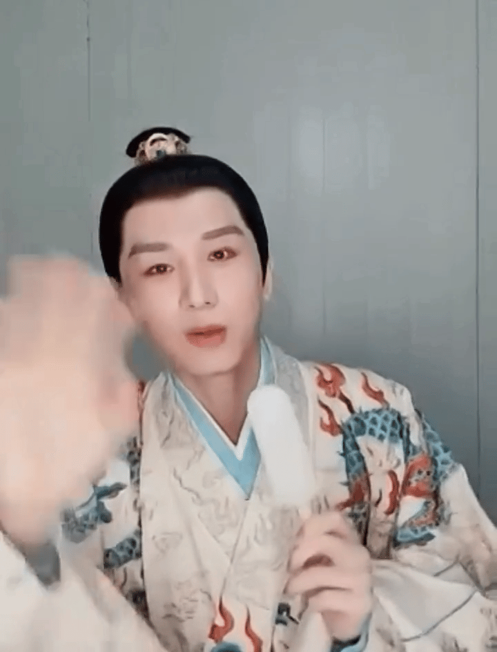 成毅直播假吃冰棍为什么每次成毅剧宣直播都穿着在拍剧戏袍，这是想说明自己敬业，百忙