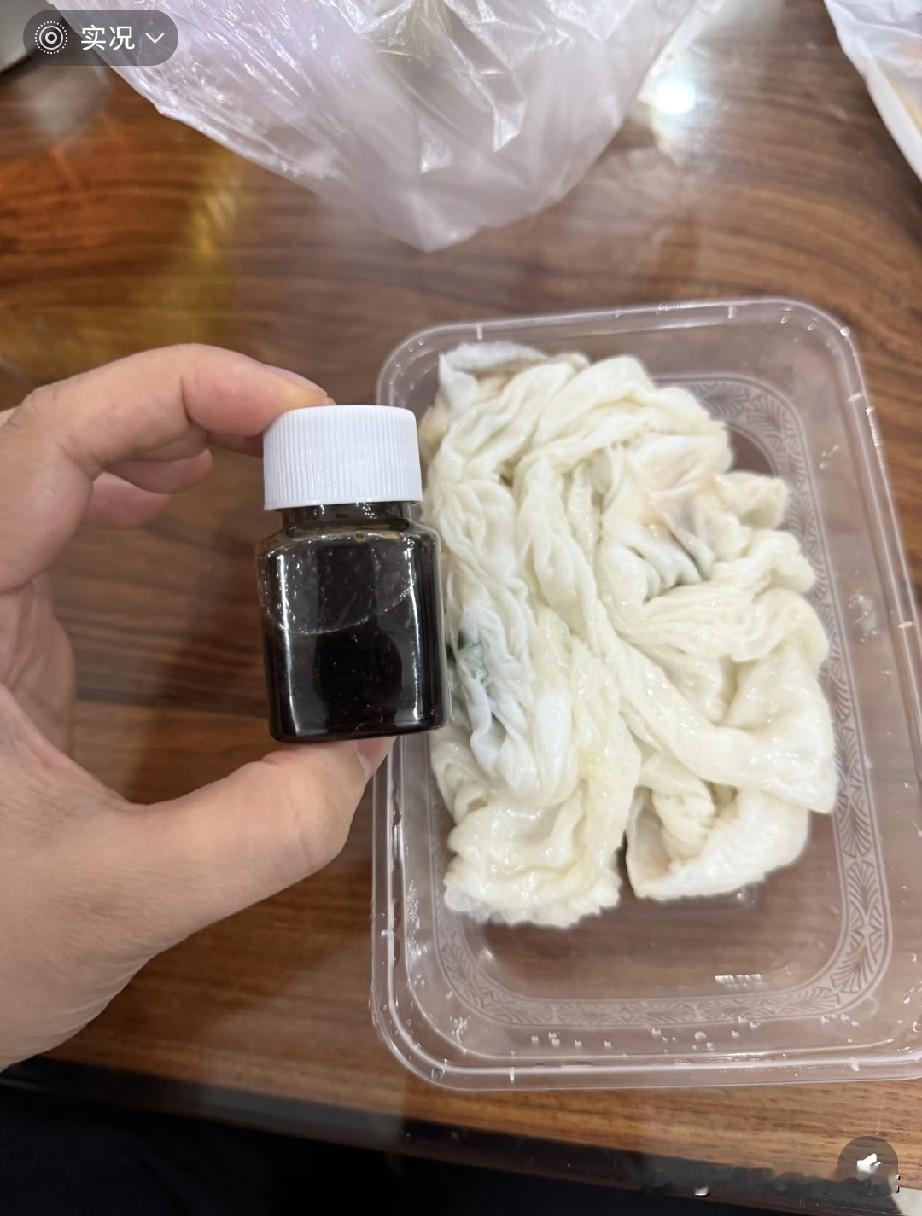 广东肠粉酱油的包装，越来越新颖！
 
广东肠粉的酱油都换上“迷你小瓶战衣”了，这