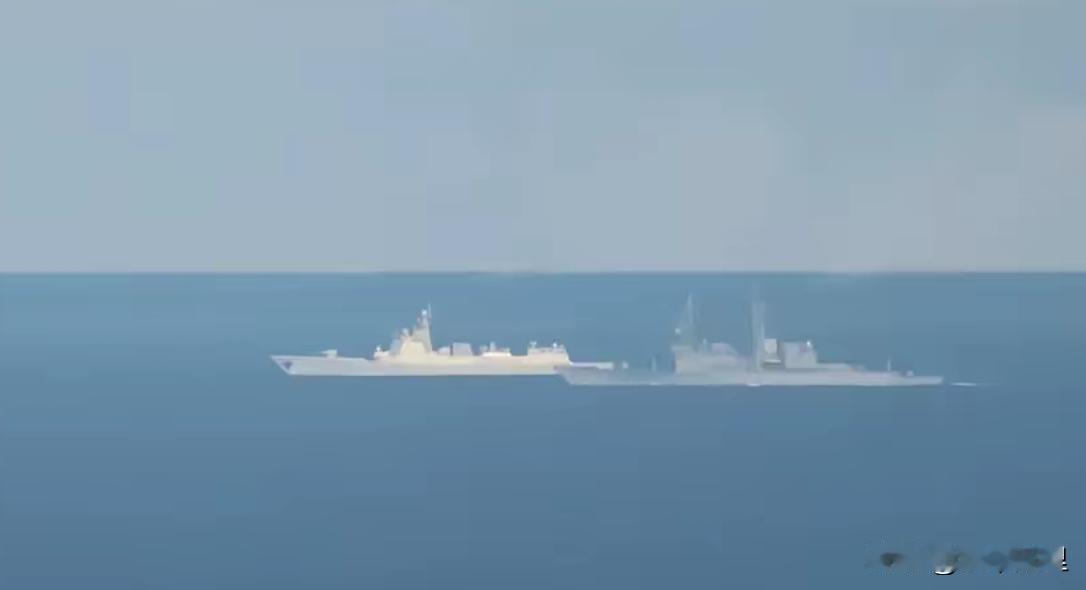052D型驱逐舰与基德级驱逐舰同框，7000吨级与9000吨级舰艇的对比。
对岸