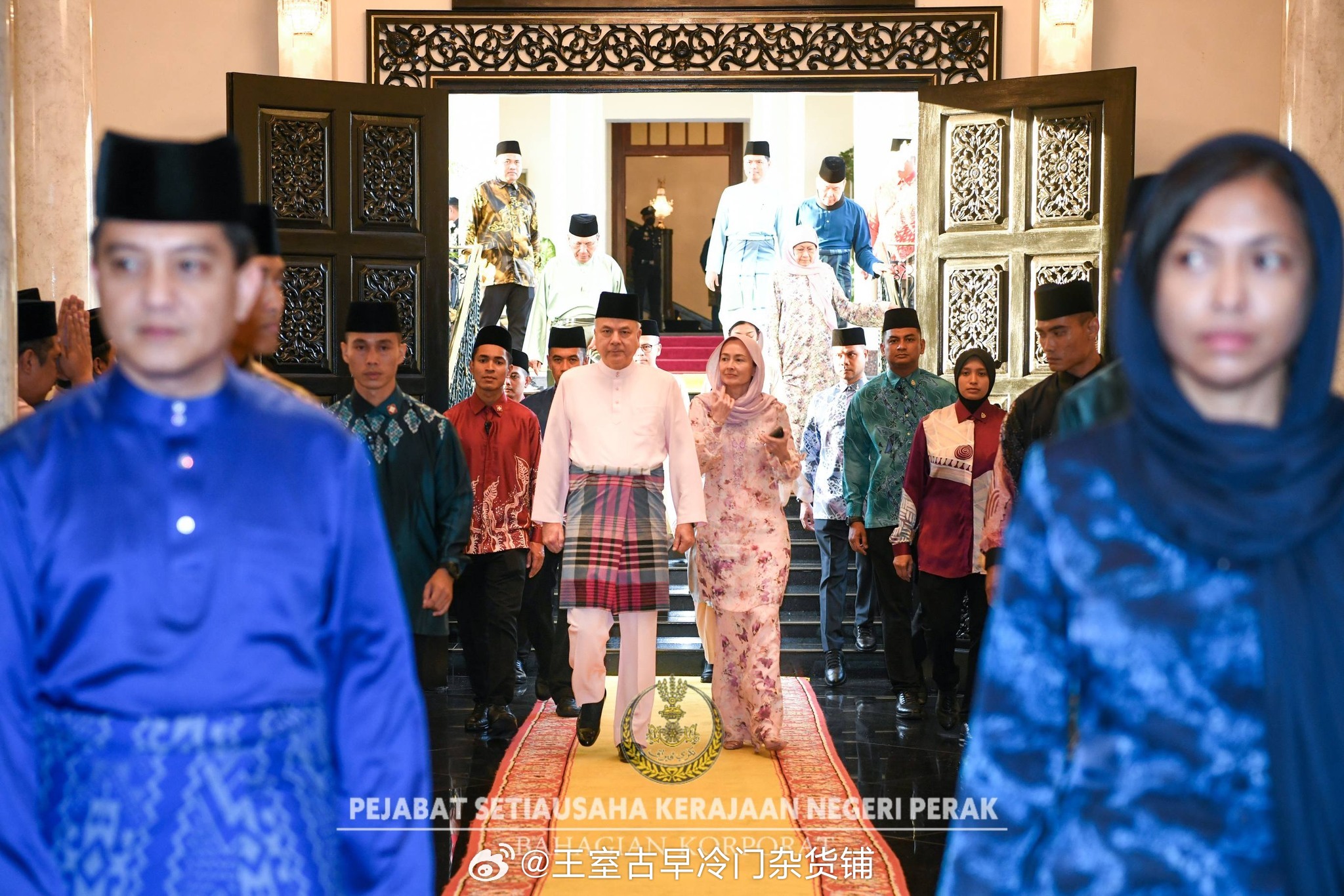 王室王室马来西亚王室霹雳 2026年2月28日，霹雳苏丹夫妇出席开斋典礼。 