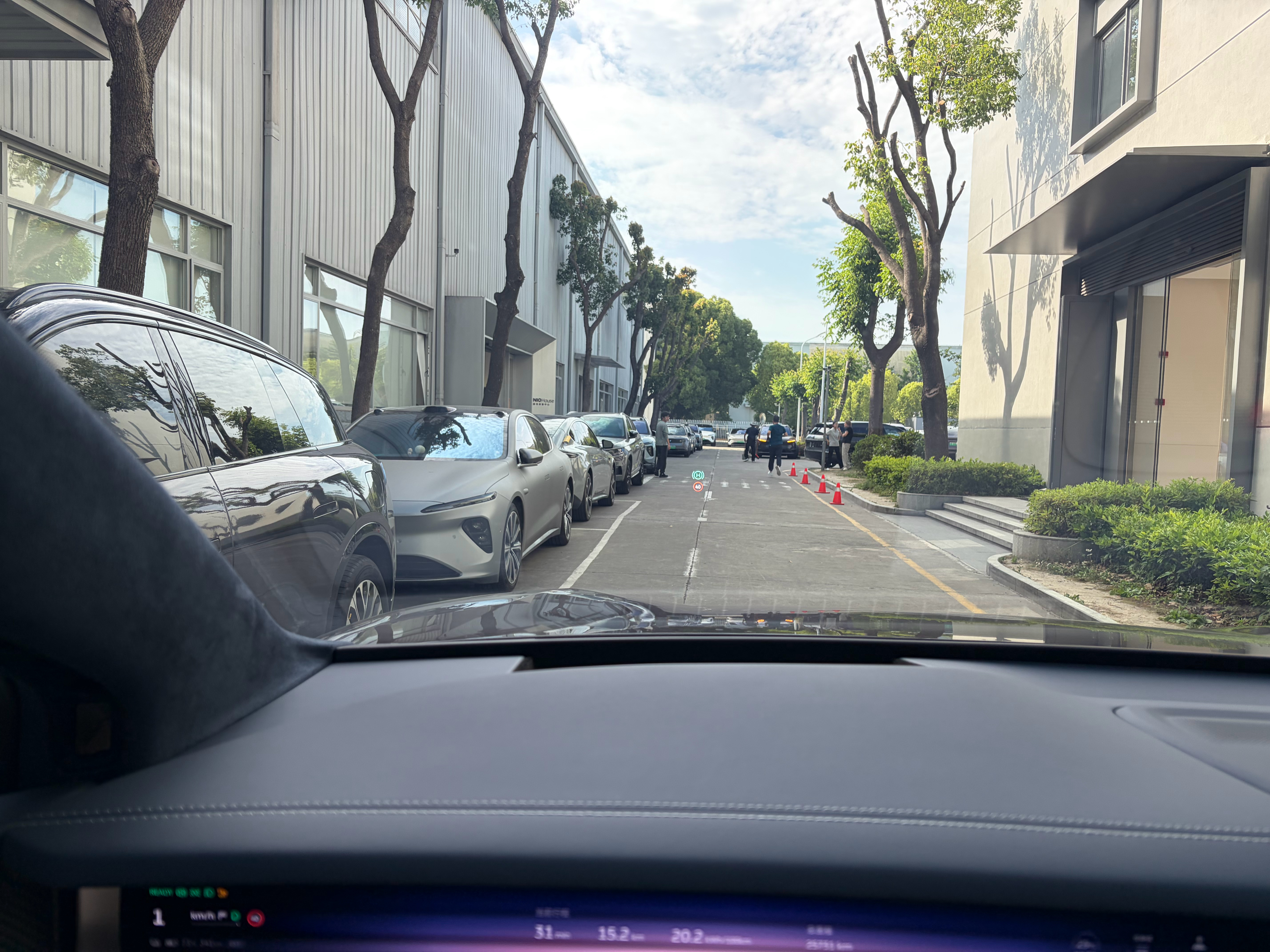 赶时间，自己来交付中心递材料。提车的人巨多，一个车位都木有。这还只是周一。 上海