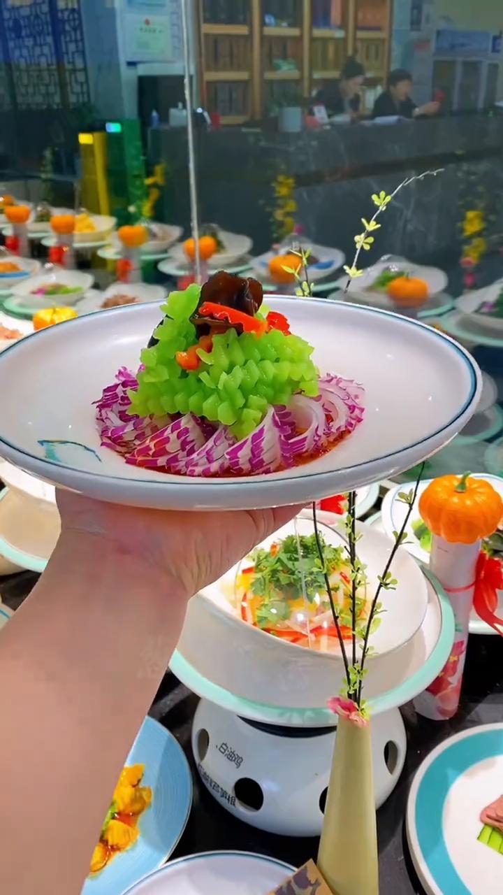 鲜卤牛腱肉。
小茴鸡蛋干、变蛋小辣椒、葱油拌青笋、农家蒸桐花、小鱼红米花生。