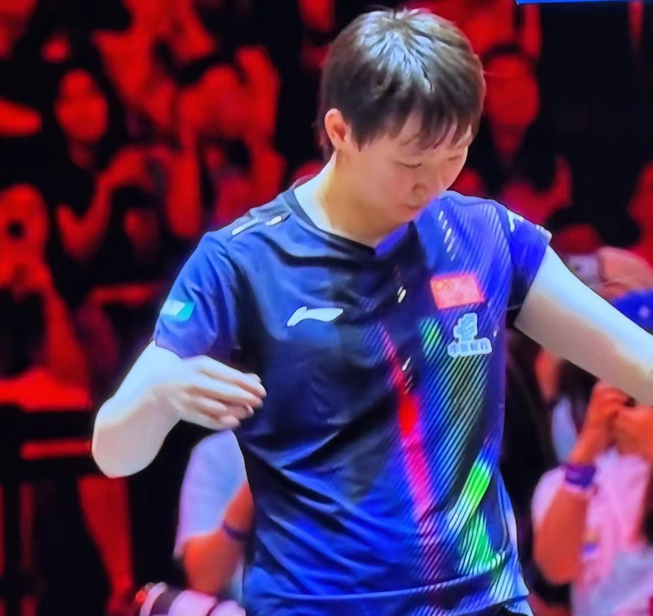 笑不活了！王曼昱决赛球衣突然脱线，工作人员打火机5秒救场
 
WTT新加坡大满贯