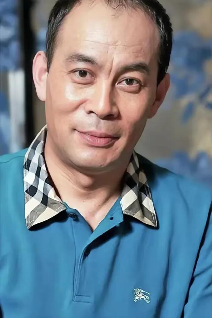 张光北说：1987年，我跟陈宝国去欧洲旅行，一人一身西装，外面再穿一件风衣，我们