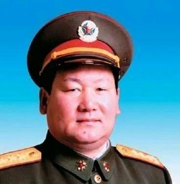 1956年，23岁的排长刘精松，突然接到通知被提拔为高炮连连长。
刘精松，193