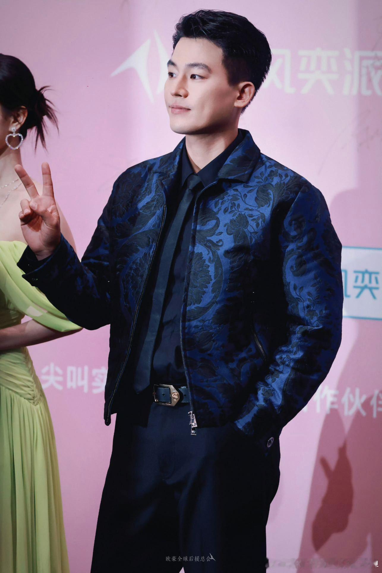 欧豪送李一桐茼蒿花  欧豪送花、携手李一桐，《不可告人》尖叫之夜的精彩呈现，让观