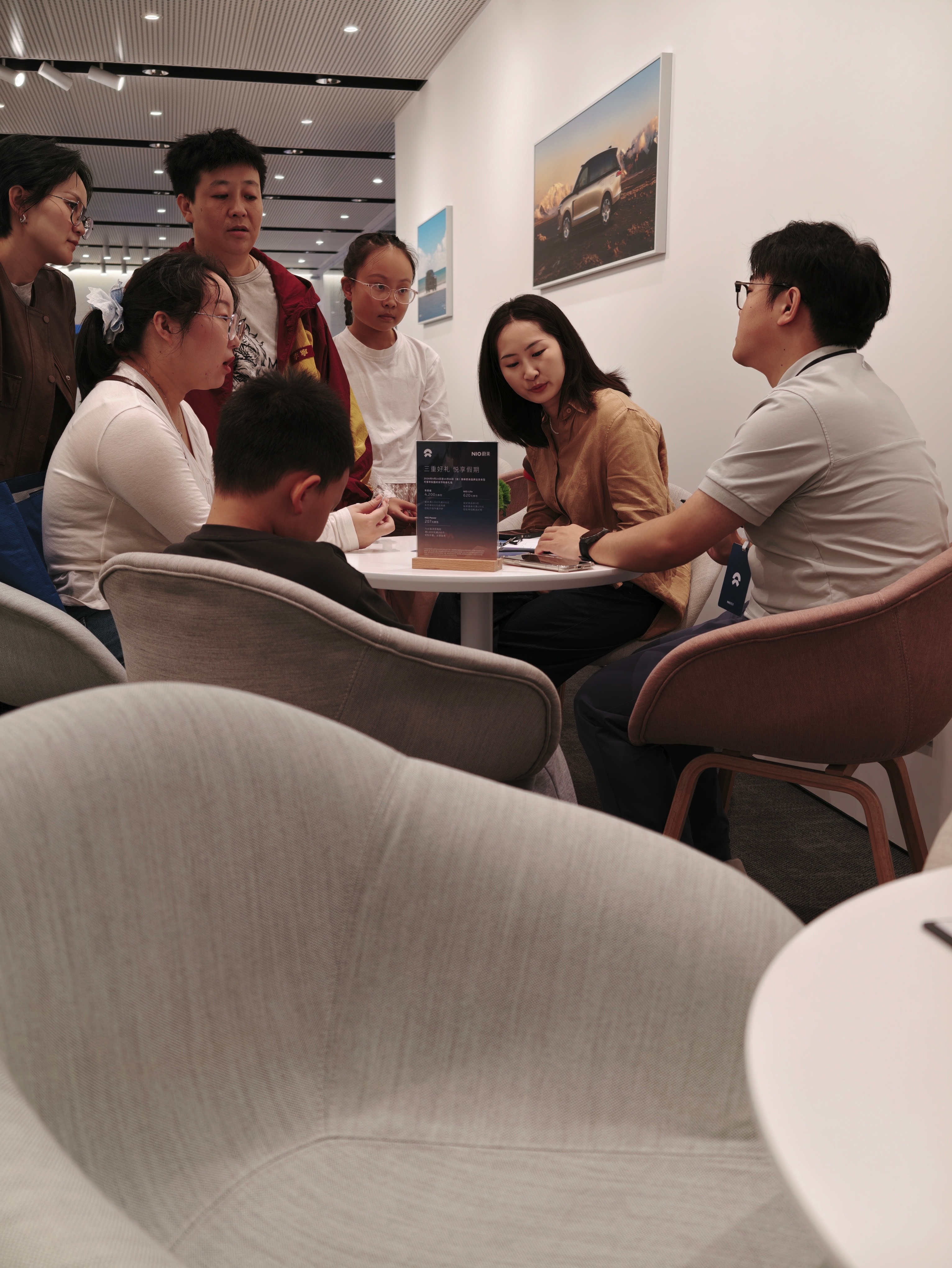 蔚来展厅看起来朝气蓬勃[赞][赞]一大家子来买车了新能源汽车[超话]大v聊车蔚来