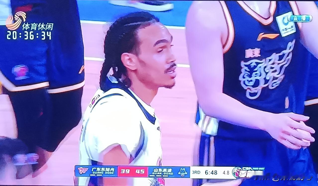 昨晚CBA季前赛汕头赛区，山东高速74-68击败广东东阳光。山东派出了三名外援，