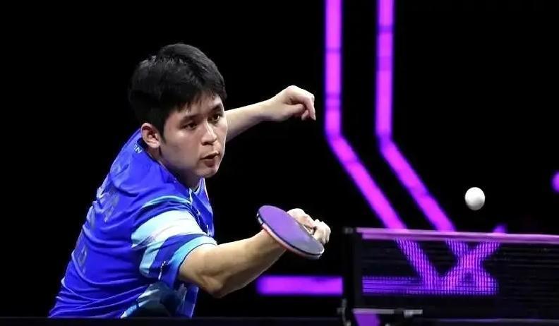 张本智和打球，反手确实厉害，近台快得像阵风。
 
但仔细一看，他正手明显拖后腿。