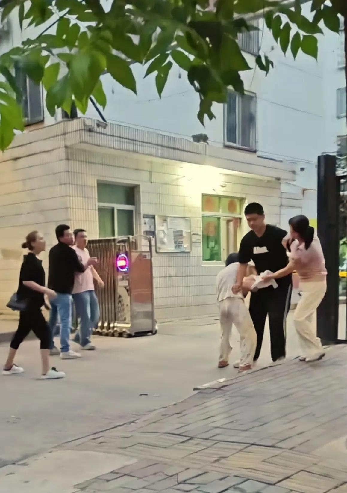 婆婆跟儿媳妇抢孙子，儿媳妇拼命护着孩子，婆婆用力拉扯孙子的裤子，连路人都看不下去