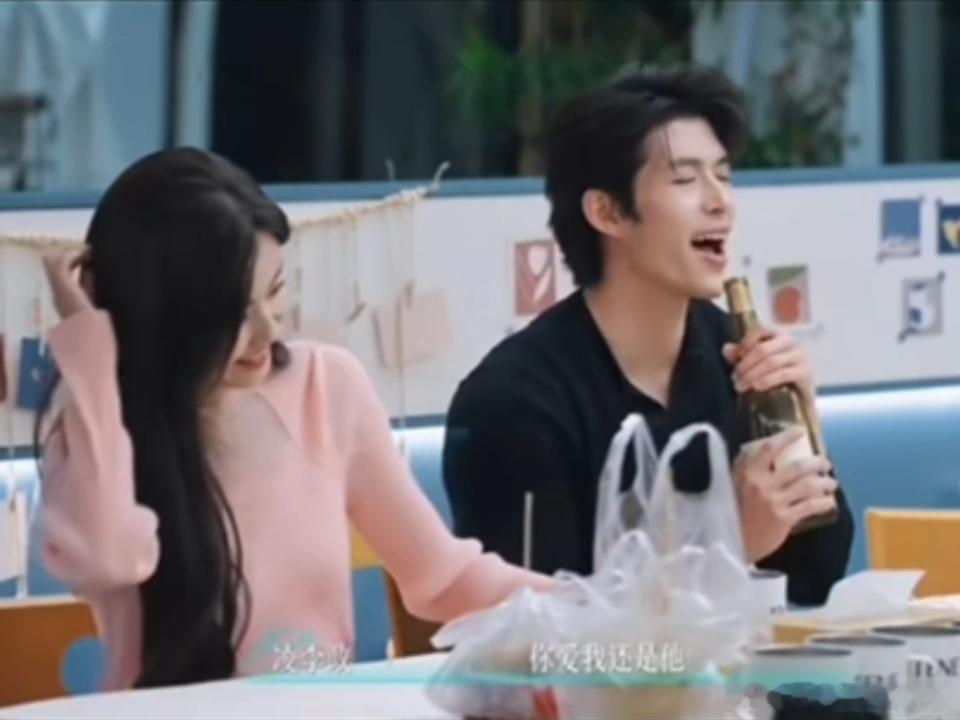 陈丹琪看柳柳周佑凌的表情这段餐桌戏重点全在陈丹琪身上，柳柳给周佑凌贴膏药氛围暧昧