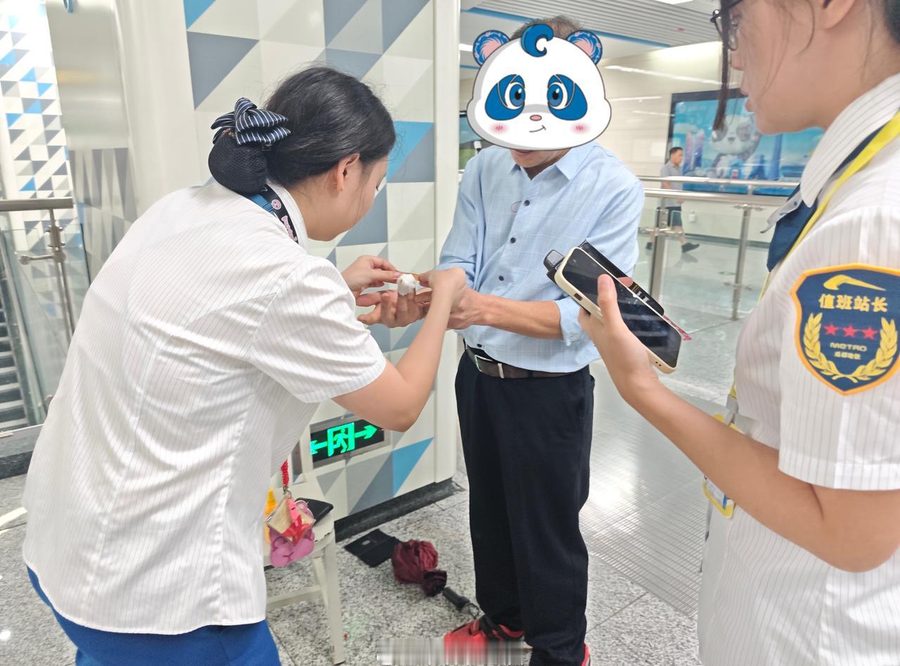 成都地铁暖心事近日，5号线交子大道站一名男性乘客在出站时弯腰捡东西不幸摔倒，车站