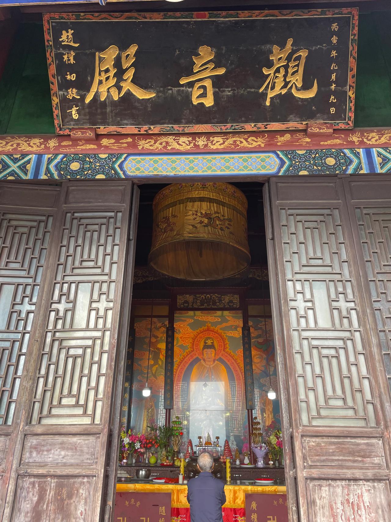 游观音殿
         ——南木子
遂宁灵泉观音殿，
香火旺盛人不断。
白发