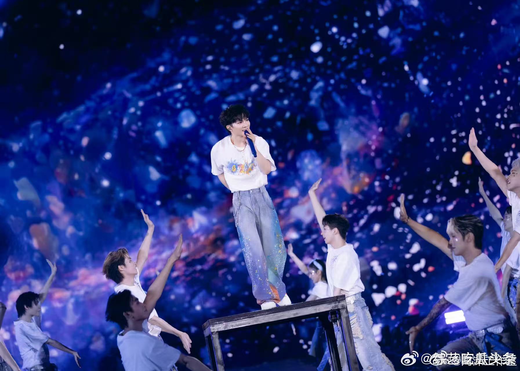 周深检查队形周深强迫症犯了看完这段花絮终于懂了，为什么他的现场观感总是很舒服，大