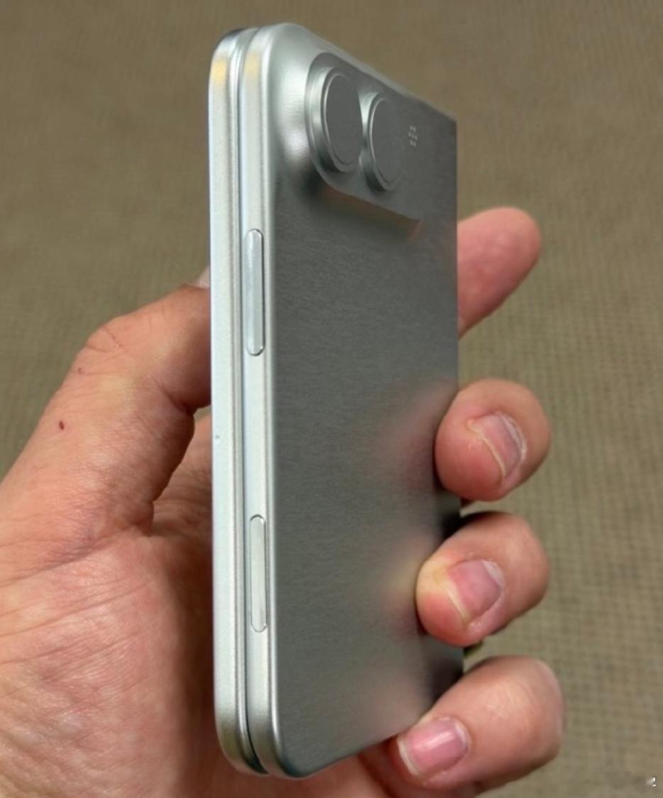 iPhone18ProMax金属机模 现在关于iPhone18的消息越来越多了，