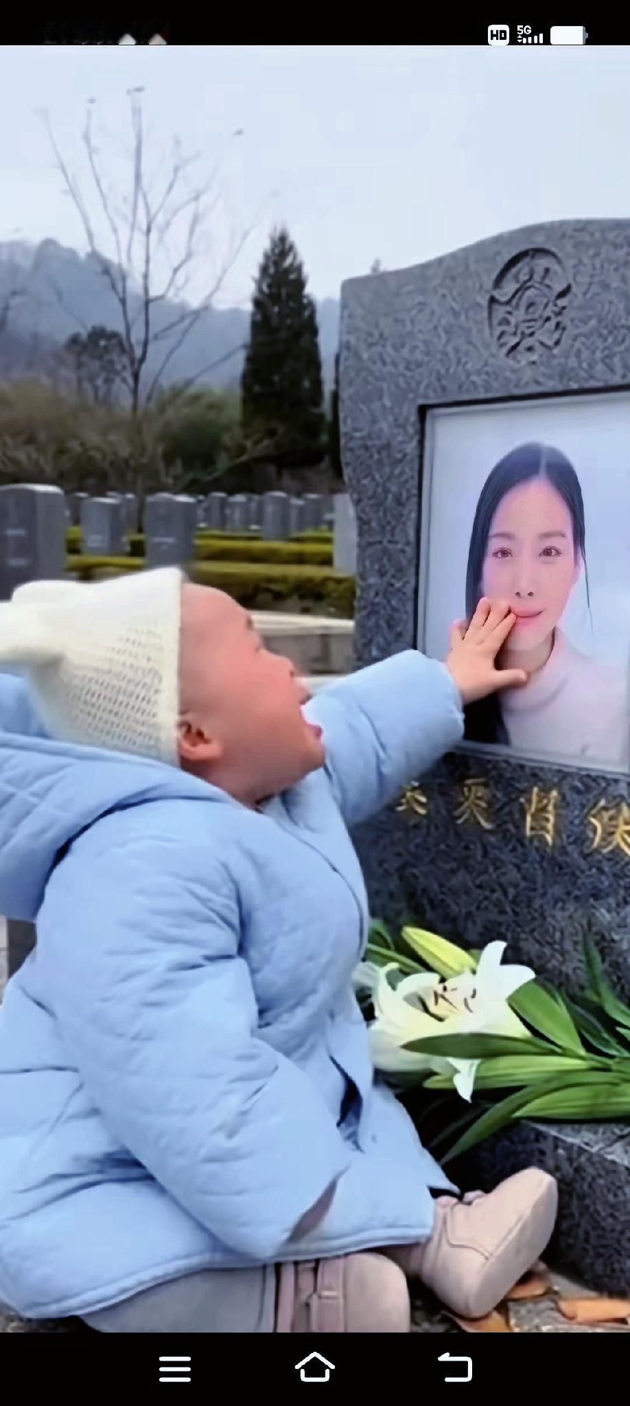 妻子离世八月托梦念宝宝，盼丈夫带娃来看看长势，丈夫梦醒午间携娃至墓前，宝宝认出妈