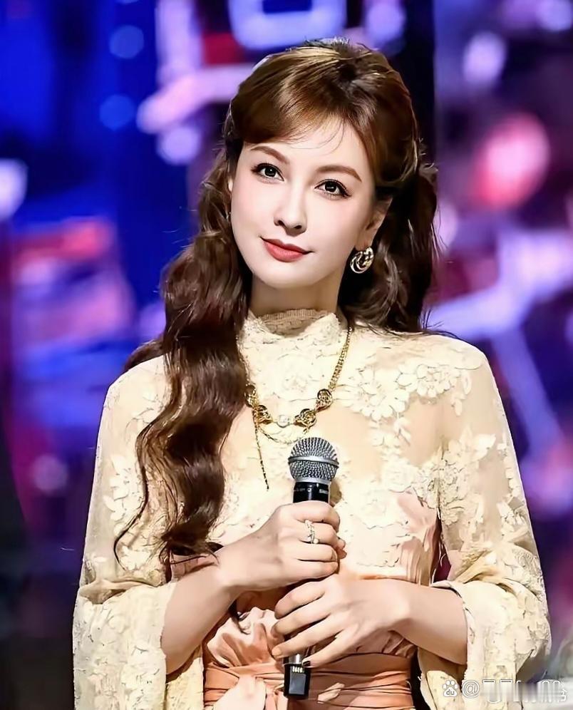 单场直播卖出上千万，那个在快本躲在角落哭的女孩，终于不讨好⼈了。2026年新团综