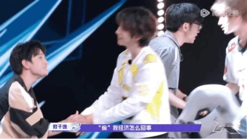 严浩翔贺峻霖一左一右敖子逸来回哄 战至巅峰 谁能拒绝敖子逸的“左右开哄”？严浩翔