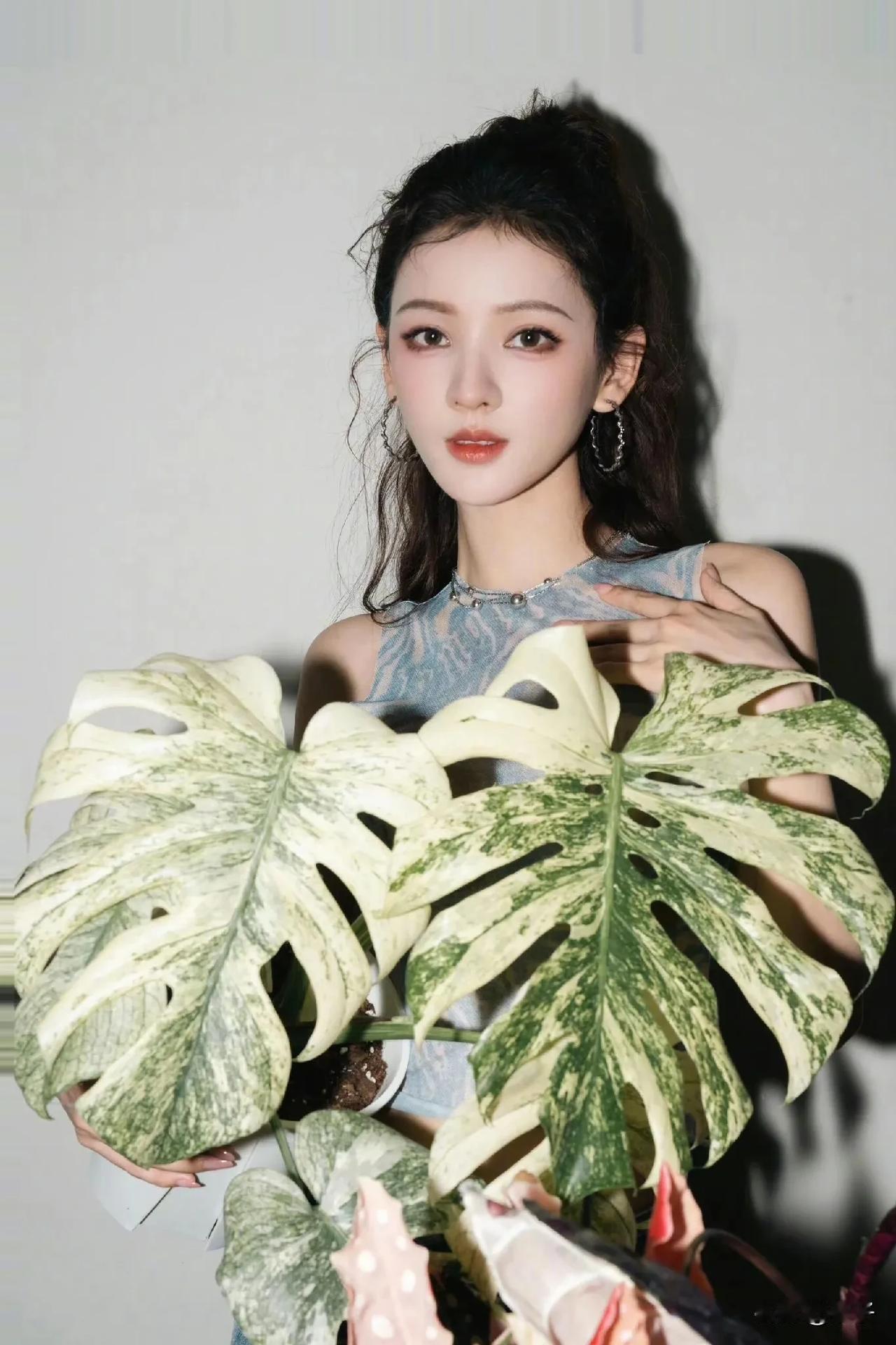 张予曦莫名带着一种热带雨林的气息，扑面而来的是原始野性的美～
衣服的花纹和龟背竹