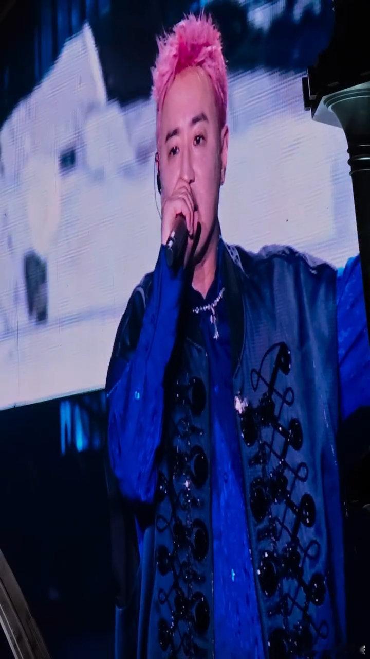 潘玮柏眼眶红了潘玮柏舞台落泪瞬间，眼底含泪仍坚持唱完曲目。感动藏不住，专业更在线