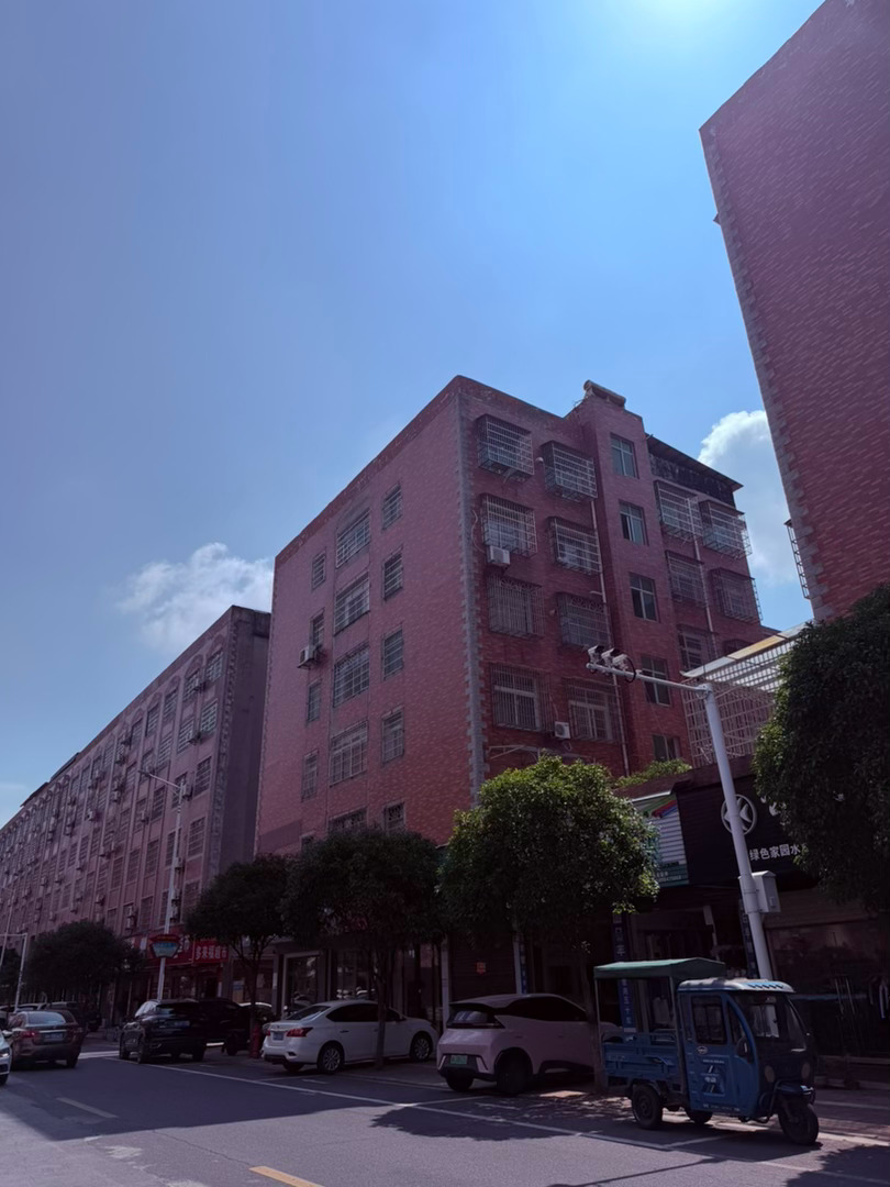 生活手记记录真实生活摄影摄影摄影 晴光漫过红砖楼宇澄澈长天，浮着几缕云絮楼房静静