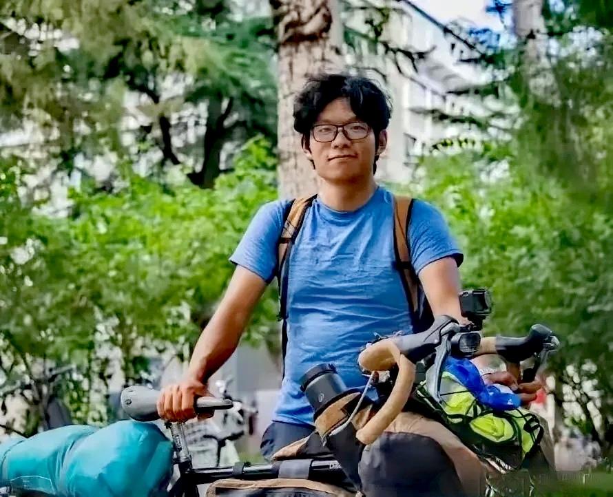 网上最近传开一件事：19岁昆明小伙考上了北京的大学，但他没有坐飞机，也没有乘高铁
