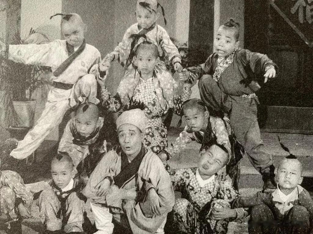 1962年，京剧名家于占元派出自己的几个小徒弟参演了电影《大小黄天霸》。

对这