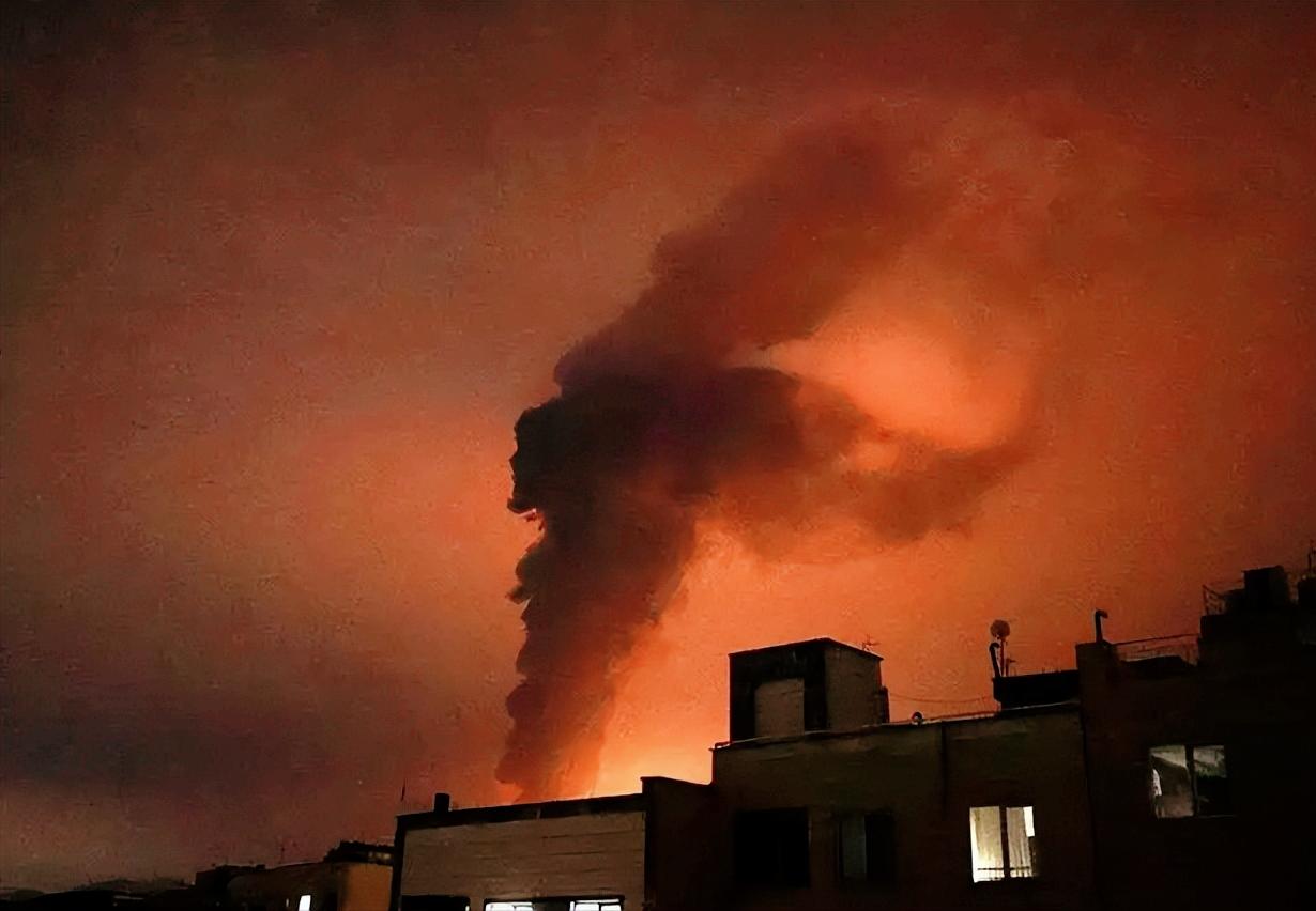 石油战争打响了，美国以色列第一次炸了伊朗的油库，这波操作可不是单纯的军事打击，而