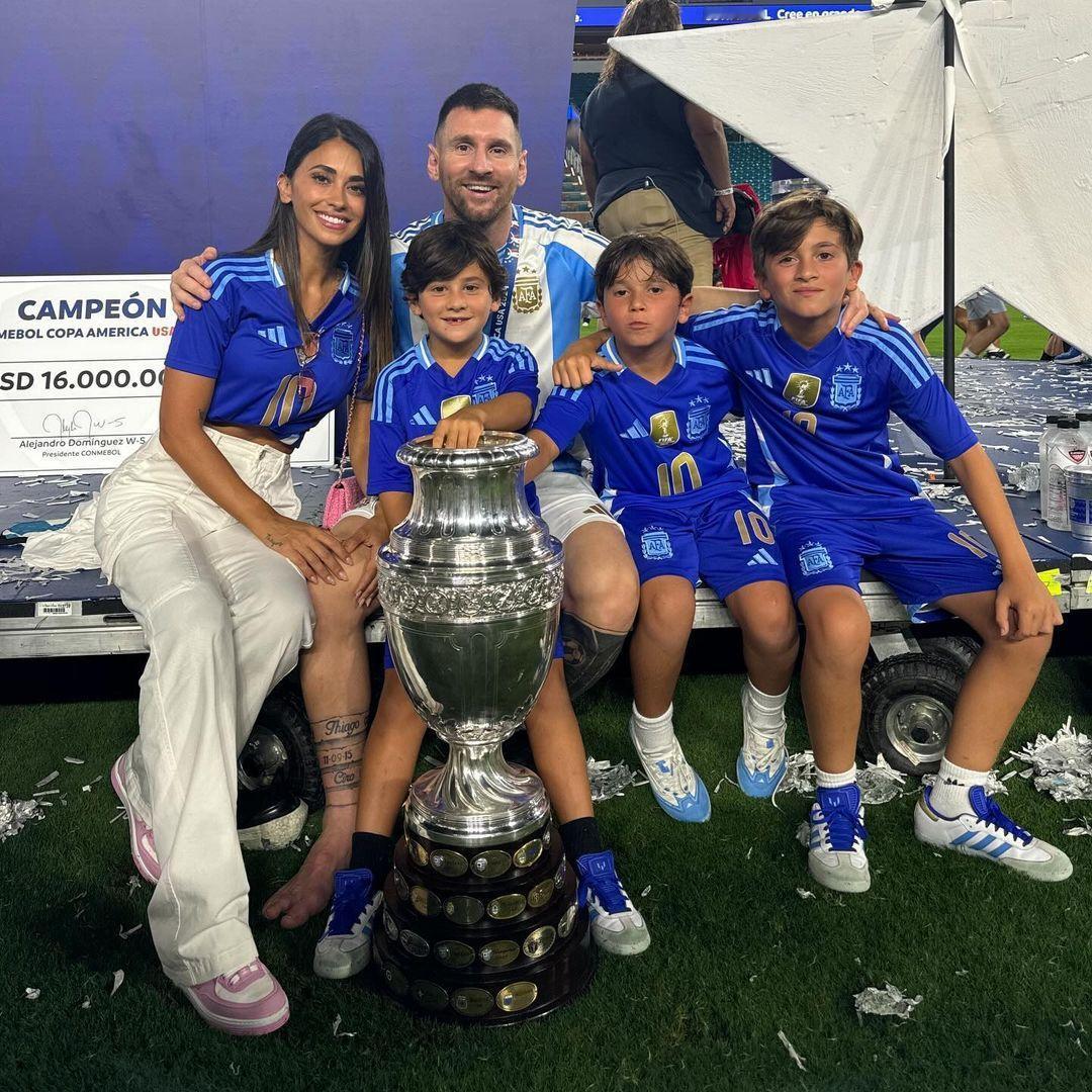 安妞更新ins晒全家福庆祝夺冠：美洲杯冠军🇦🇷🇦🇷🇦🇷🇦🇷冲吧阿