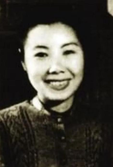 1982年，关露躺在病床上，组织上派人告诉她，她的问题已经查清，她不是汉奸。闻言