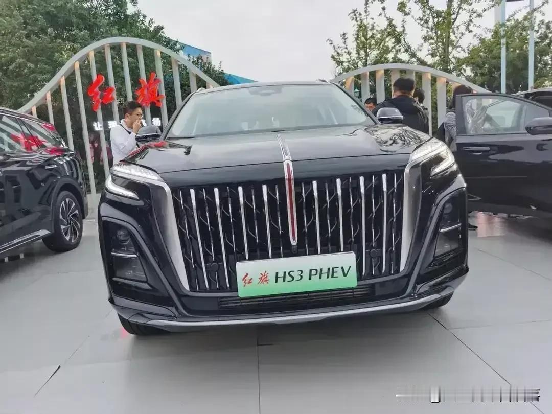 红旗HS3 PHEV，尺寸硕大，长四六五五，宽一九零零，高一六六八，轴距达二七七