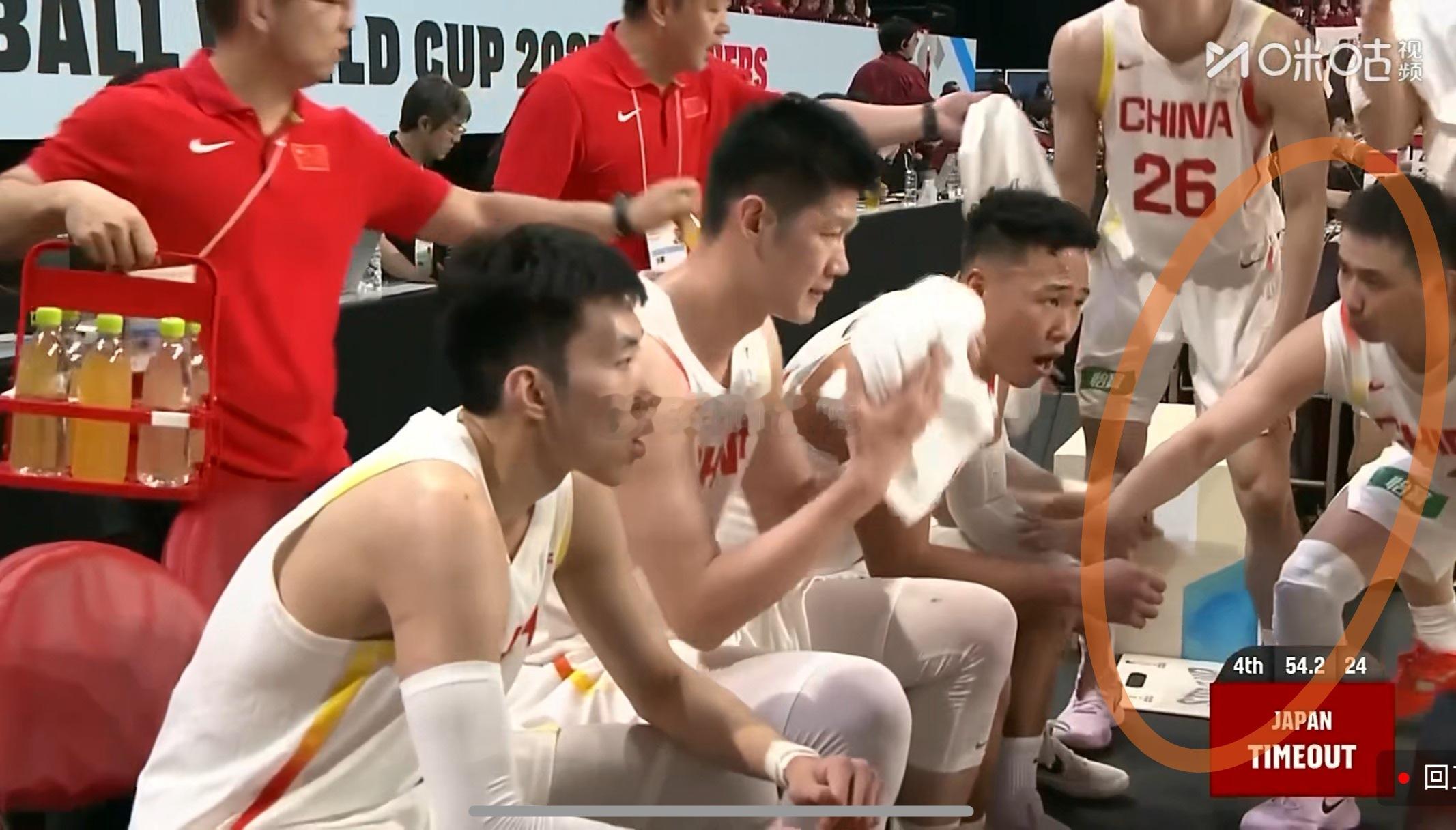 最后50多秒，对方叫暂停，中国替补席这边继伟在激情给其他球员意见，这就是一个领袖