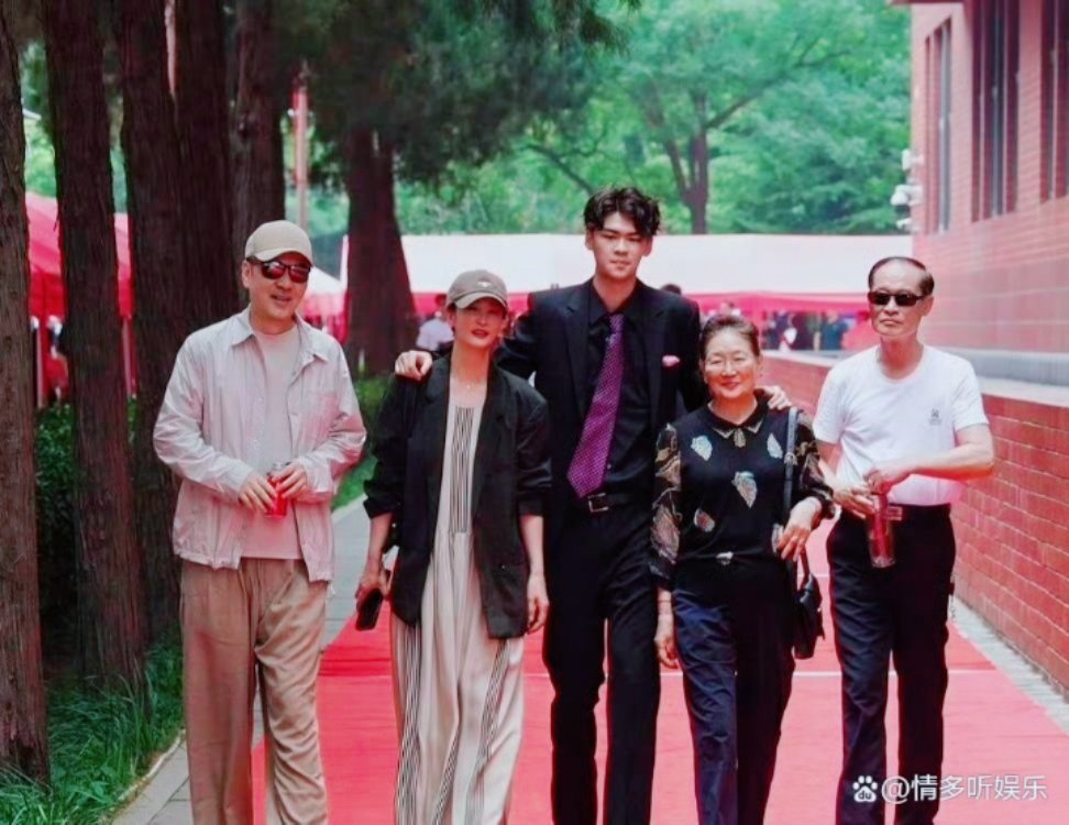 实拍路人镜头太惊艳！年过五十的蒋勤勤尽显纯元颜值含金量，美得格外出众，反观她儿子